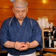 この道50年、「お客様の気持ちになって握る」熟練寿司職人