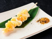 三河湾で採れたアオヤギを串にさし、オリジナルの七味をかけた一品。七味は浅草の「やげん堀」という七味専門店で、オリジナルのブレンドをしてもらっています。山椒と黒ゴマが多め深みのある味わい。