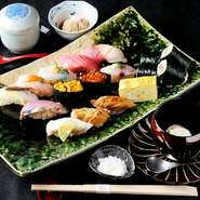 握り・巻物・お通し・御椀物・小鉢物・冷果子のセット。季節によって、内容が旬の魚介類に変更になります。熊本の天草から直送された、とろけるようなウニがおすすめ。口に残る余韻を味わってください。