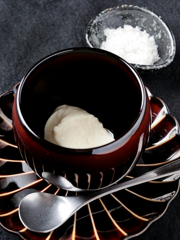 希少な塩でいただく、深みのある味わいの『寄せ豆富』