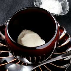 希少な塩でいただく、深みのある味わいの『寄せ豆富』