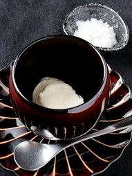 希少な塩でいただく、深みのある味わいの『寄せ豆富』