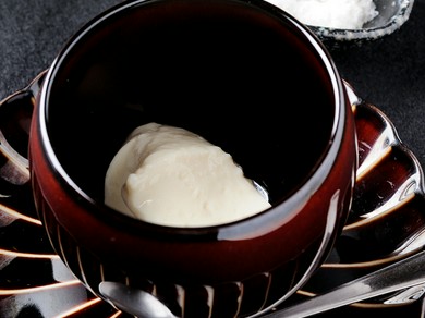 希少な塩でいただく、深みのある味わいの『寄せ豆富』