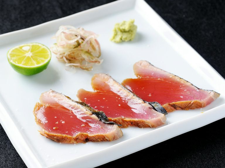 2種類の藁をブレンド。カツオを2度に分けて燻すことで風味が増す『カツオの藁燻し(わらいぶし)』