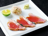 2種類の藁をブレンド。カツオを2度に分けて燻すことで風味が増す『カツオの藁燻し（わらいぶし）』