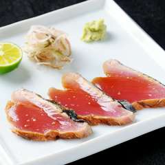 2種類の藁をブレンド。カツオを2度に分けて燻すことで風味が増す『カツオの藁燻し（わらいぶし）』