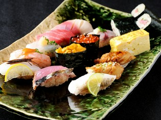 季節の魚介類を「赤酢のシャリ」で。本格江戸前握り『芝翫』