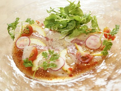ヘルシーで女性に人気の『鯛のカルパッチョ』