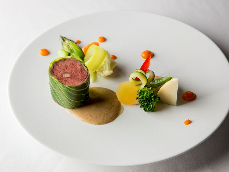 『春キャベツをまとった仔牛フィレ肉のロースト ベーコンのソースで』