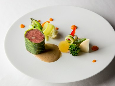 『春キャベツをまとった仔牛フィレ肉のロースト　ベーコンのソースで』