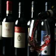 ピエモンテ州やトスカーナ州、シチリア州などイタリア全土からバランスよくワインを厳選。価格はどれもリーズナブルなので、一杯ワインを飲むためだけにでも気軽に立ち寄れます。