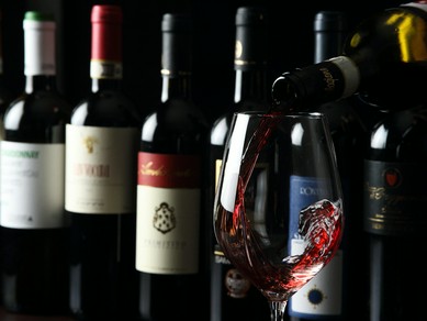 赤・白ともにイタリア産ワインのみを厳選