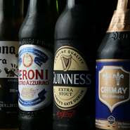 イタリアの「モレッティ(各種)」やベルギーの「シメイ・ブルー」、アイルランドの「ギネススタウト」、メキシコの「コロナ」など、ビール好きにうれしい海外産ビールも充実。