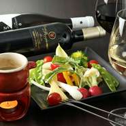 生クリームをたっぷり使った自家製アンチョビソースは、野菜にしっかり絡むのが特徴。バターを隠し味に。