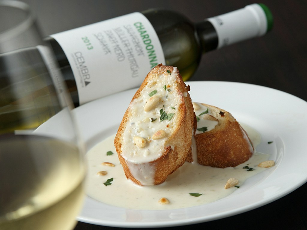 人気のおつまみ『ガーリックトースト ゴルゴンゾーラソース』