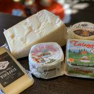 イタリア産チーズを盛り合わせて御提供致します。チーズの内容は日によって変わります。