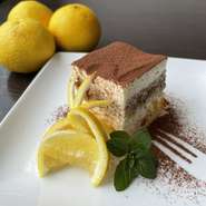 ケーキやジュレなど、内容は日によって変わりますので詳しくはスタッフにお尋ね下さい。