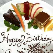 ＊前日までに要予約＊
記念日やお誕生日のお祝いにお好きなメッセージ入りドルチェプレートをご用意できます。
ドルチェ3種(ケーキ・フルーツは日によって変わります)が乗ったプレートです。