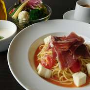 ランチのパスタメニューは季節の食材によって変わります