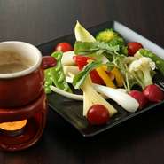 ドロリとしたアンチョビのクリームソースで地元の野菜を食べていただく『バーニャカウダ』は人気の一品。ほか、4時間かけてトロトロに煮込んだ『牛すじの赤ワイン煮込み』もおすすめです。