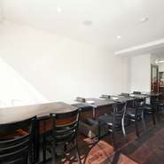 カウンターのほか、テーブル席も複数あるので、ひとりで飲みたいとき、落ち着いて食事を楽しみたいときにぴったりのお店です。