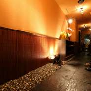 間接照明の穏やかな灯りが、温かな雰囲気を醸し出す店内のインテリア。タイルは京都から取り寄せるなど、細部にまでこだわってつくられています。お客様の食事の時間を心づくしのおもてなしで演出しています。