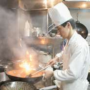 中華一筋25年の敏腕料理長が、素材にこだわった料理をつくります