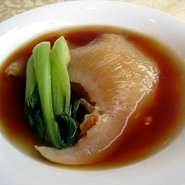 フカヒレの姿煮や北京ダック、長時間蒸して滋味深い味わいの広東式スープなど、豪華な食材をお楽しみ下さい