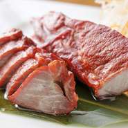 長年の名物『炭火焼チャーシュー』に使われている豚肉は、国産にこだわり冷凍ではなく生の状態で仕入れた豚の肩ロースを特製ダレに漬け込むことにより、柔らかく肉の旨みが最大限に引き出されています。