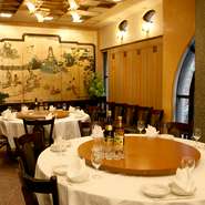 2階は中国の雰囲気を取り入れたテーブル席の個室があります。大きな円卓は、お子さま連れの大人数で中華料理を囲んだ賑やかな食事の時間が過ごせそう。