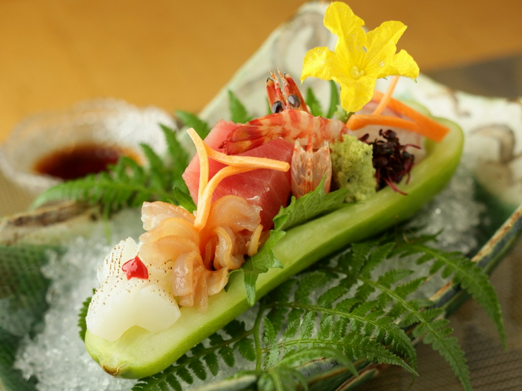 盛り付けにも料理人の心遣いが感じられる洗練された料理の数々