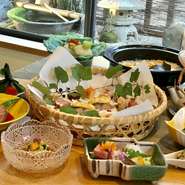 料理長お任せ懐石コースです。
豪華絢爛、最高な食材を最高な料理でおもてなしいたします。
ご賞味ください。
