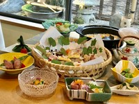 料理長お任せ懐石コースです。
豪華絢爛、最高な食材を最高な料理でおもてなしいたします。
ご賞味ください。