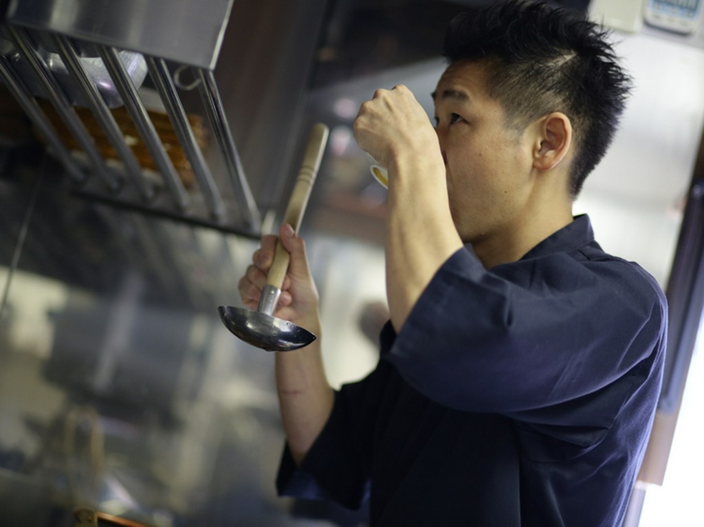 仕入れから料理、食器選び、室内装飾まで1人でこなす料理人