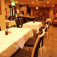 中近東のビジネスマンも多く訪れ、接待などにも利用されています。アラブ各国の調度品や装飾品も多く並び、まるで現地のレストランを訪れたような素敵な雰囲気。グループ利用にもぴったりなテーブル席を完備。