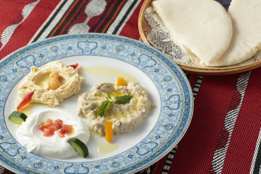 アラビアパンと共に味わう『3種類のピュレの盛り合わせプレート』