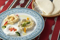 今回のメイン、子羊の骨つきすね肉の煮込み料理「ラム・シャンク」はクス・クス or バスマテ・ライス添え。当店ではNZ産プレミアムラムを使用。低温で5時間煮込んだ羊肉はナイフを使わずにホロリと身がほぐれる。