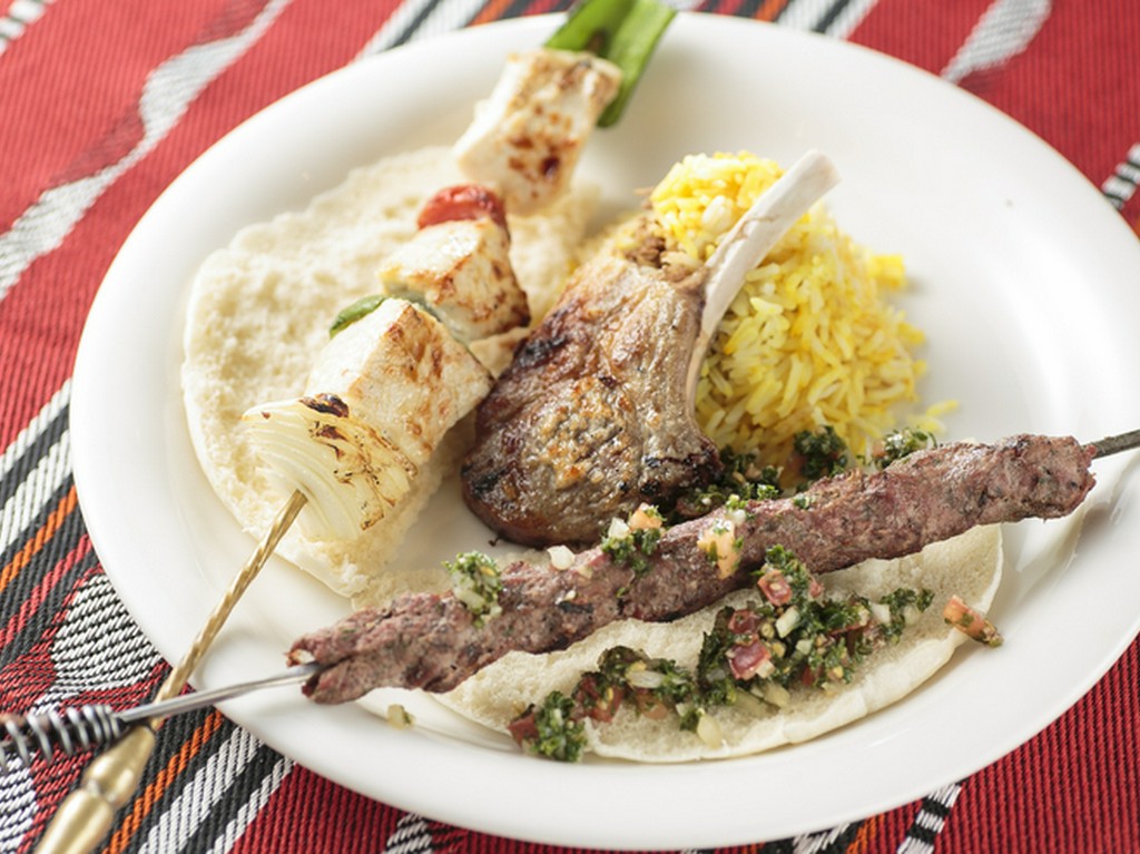 ハーブの香りとジューシーさが絶品『シシ・カバブ　ミックス』