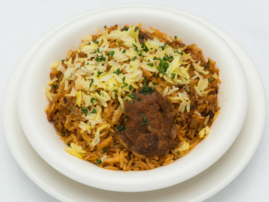 仔羊をスパイスなどと炊きこんだアラビアンピラフ『カプサ』