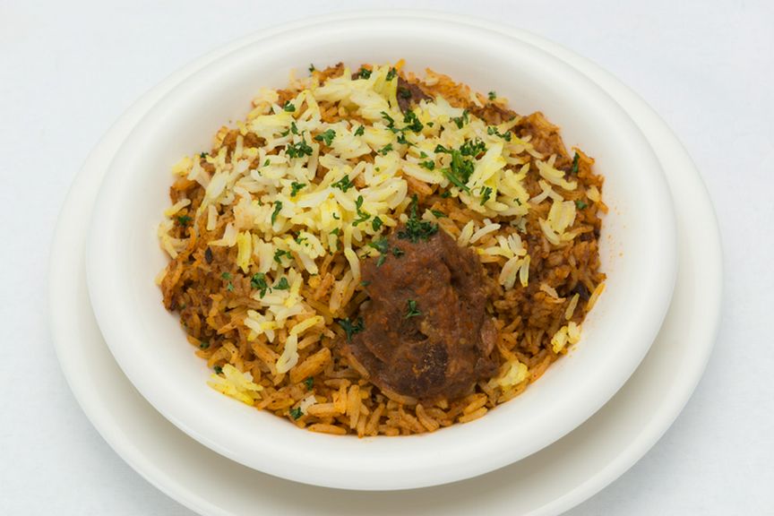 仔羊をスパイスなどと炊きこんだアラビアンピラフ『カプサ』