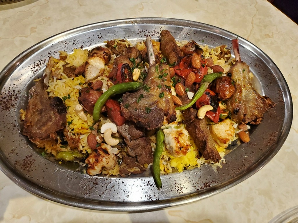 炭火でじっくり焼いたラムチョップとシシカバブ