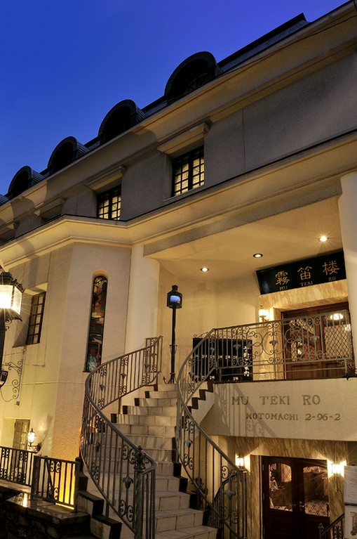 3フロアのレストランにパティスリーも併設