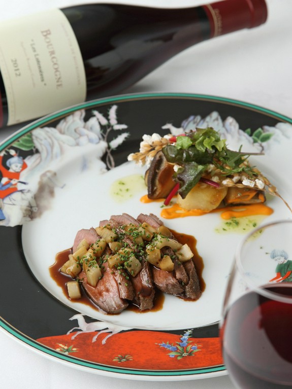 「横浜焼き」の器に盛られた料理の数々