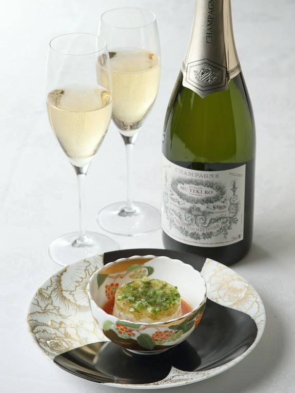 前菜にはオリジナルラベルのシャンパンを