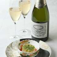 フランスでつくられたオリジナルレベルのシャンパンも自慢のひとつ。食前酒や前菜のお供にどうぞ。