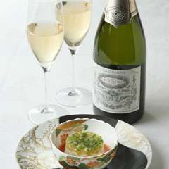 前菜にはオリジナルラベルのシャンパンを