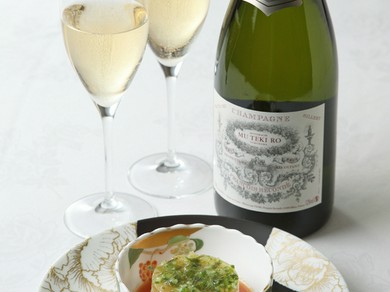 前菜にはオリジナルラベルのシャンパンを