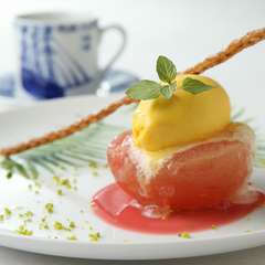 フルーツが主役のデザート『桃のフレッシュコンポートとマンゴーのグラス』
