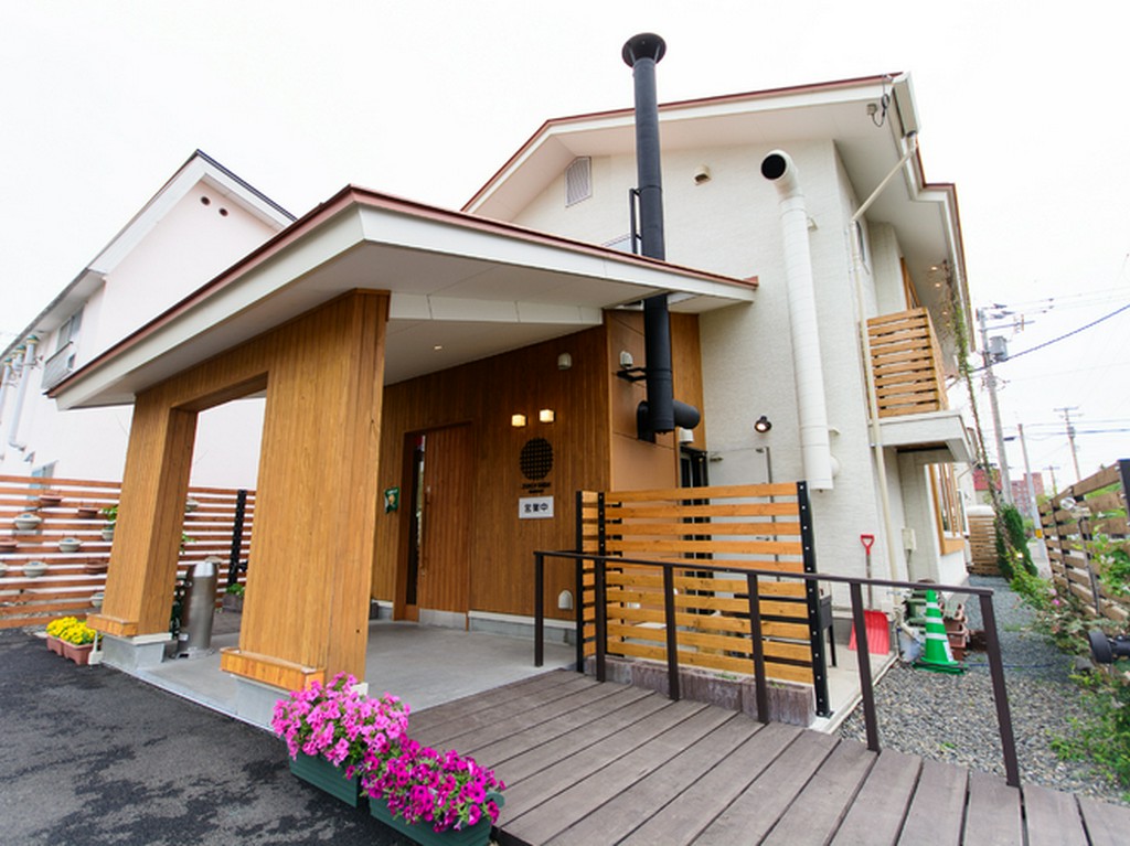 女性ひとりでも入りやすいかわいい外観