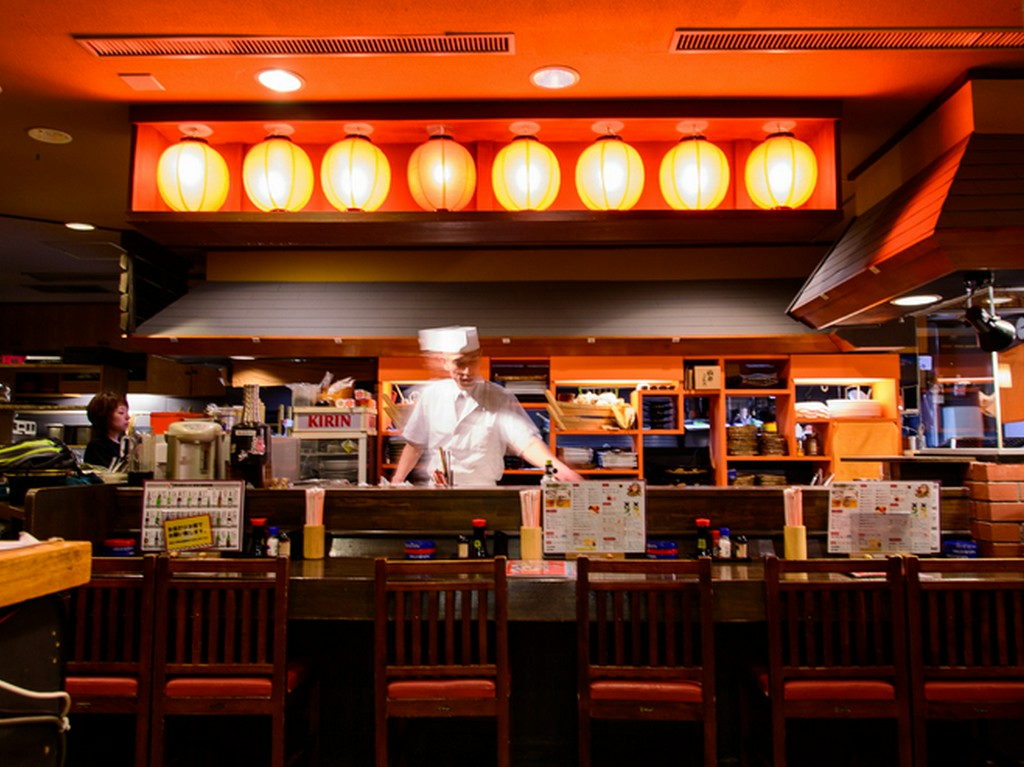 格子戸をあけると、いらっしゃいませの明るい声が響きます